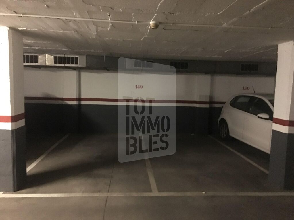 Plaza de aparcamiento para dos coches pequeños en el Eixample