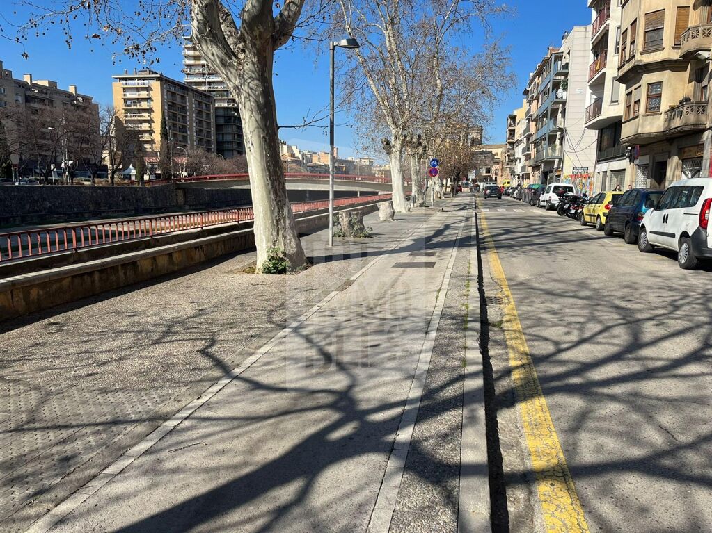 Petit local comercial pròxim a la Plaça del Lleó.