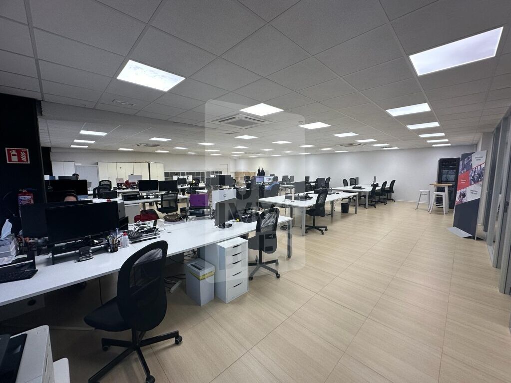 Oficinas en la salida de Girona oeste de l'AP7