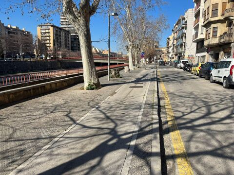 Petit local comercial pròxim a la Plaça del Lleó.