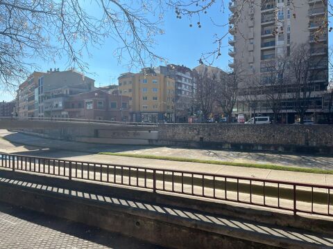 Petit local comercial pròxim a la Plaça del Lleó.