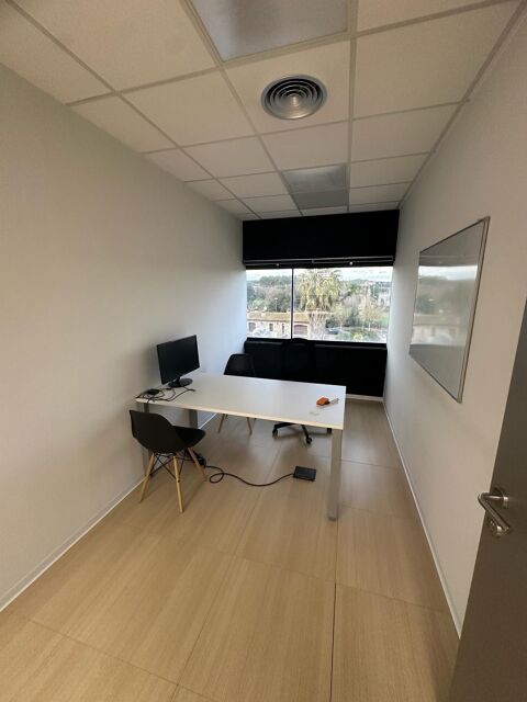 Oficinas en la salida de Girona oeste de l'AP7