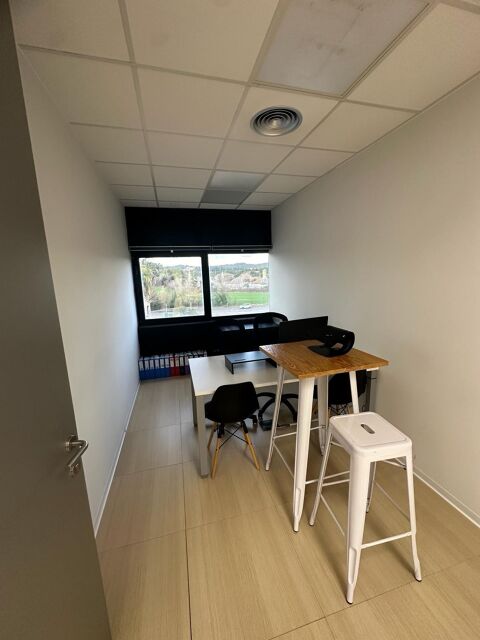 Oficinas en la salida de Girona oeste de l'AP7